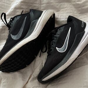 Nike Women's  Black and White Athletic Shoes